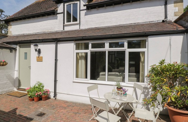 THE COACH HOUSE, pet friendly, with open fire in Minchinhampton