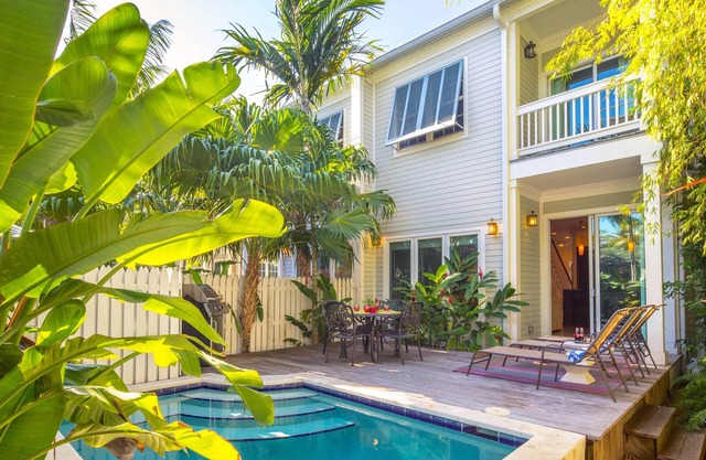 *THE CONTENTED CRANE @ OLD TOWN* Home & Pool Near Duval + LAST KEY SERVICES.