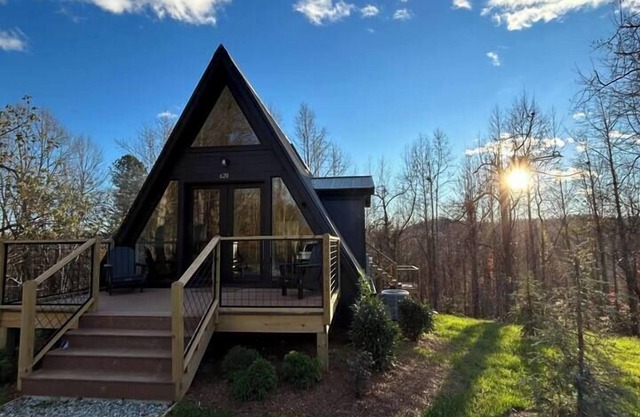 The Coop: NEW A-frame w/Hot Tub + Fire Pit + Loft. Pet Friendly!