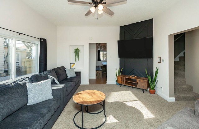 The CORN CRIB: Spa - Game Room - BBQ - Office - DOWNTOWN - Sleeps 14