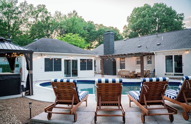 The Cove BNB - With heated pool!