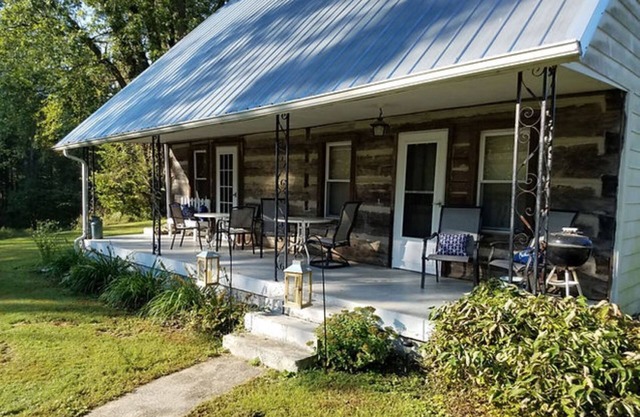 The Cove COZY COUNTRY COTTAGE.30 seconds from Patoka Lake.sleeps 12