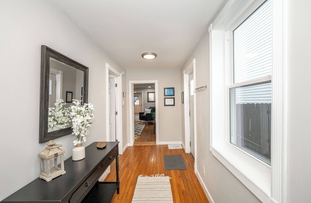 The Covington Cottage – Modern 2 BDR Charmer Close to Downtown