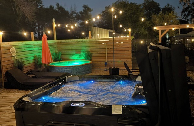 The Craftsman on Clay-4 Blocks to Silos-Backyard Retreat-Hot Tub and Cowboy Pool