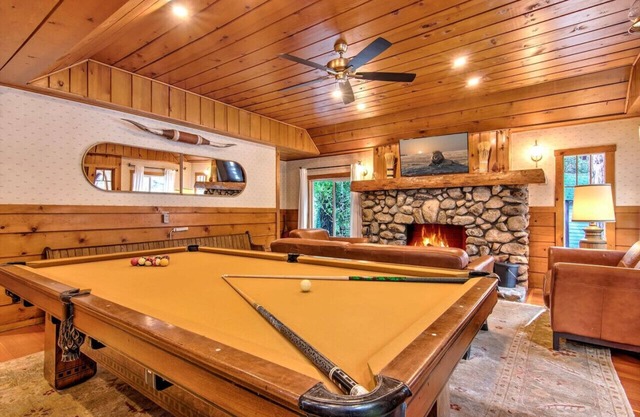 The Creek Lodge in Town Center - 2,500 sf Mountain Modern Cabin, Next To Creek!