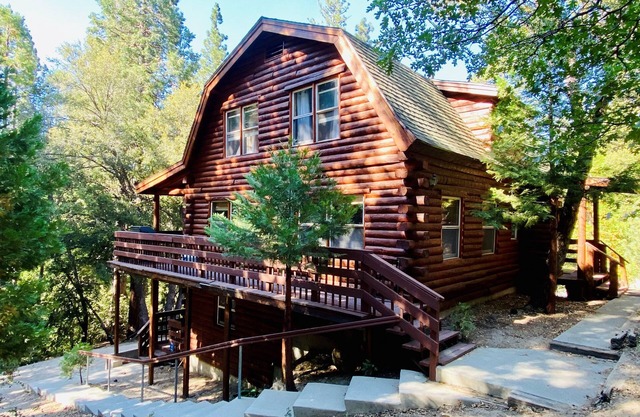 The Creek-Side Cabin: Spa, 5 Star, Upgraded, Big Deck, Quiet, Walk To Town