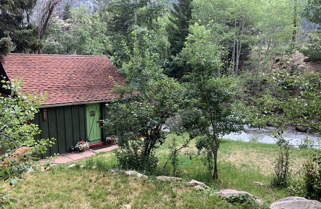 The Cricket - A Tiny House on Clear Creek 3 minutes from downtown