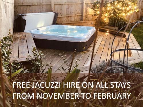 The Cuckoo's Retreat - Luxurious home with private garden & jacuzzi