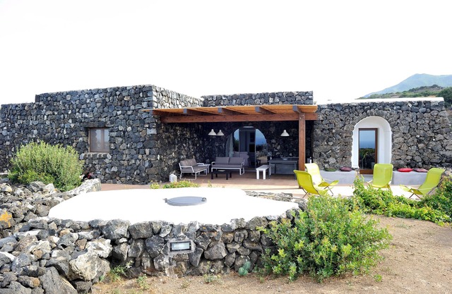 The Dammuso Rosa and Henry. Typical construction of the island of Pantelleria.