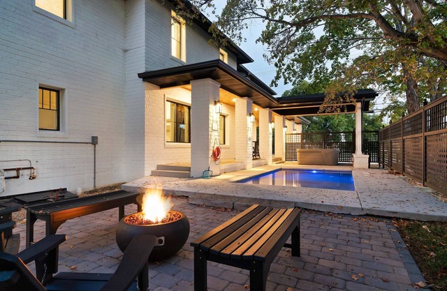 The Davis, Luxury Retreat Villa 1-Block from Dolly