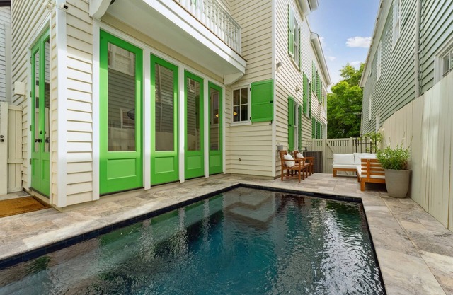 THE DELPHINE Luxury Downtown Charleston Villa, 1 Block to King + Private Pool
