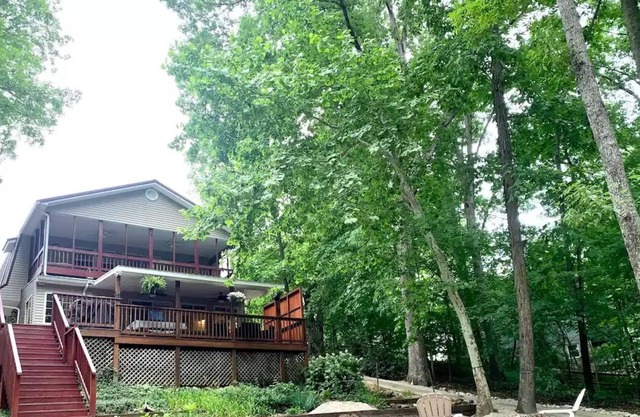 The Den at Nolin-Lakefront Home in Linwood Estates
