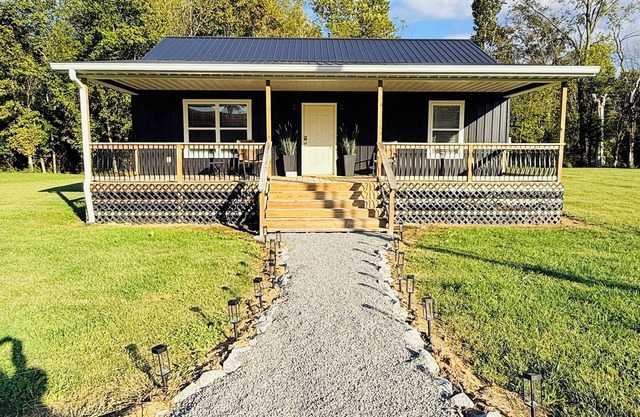 The Dock House Lake Retreat – Family-Friendly with Private River Access