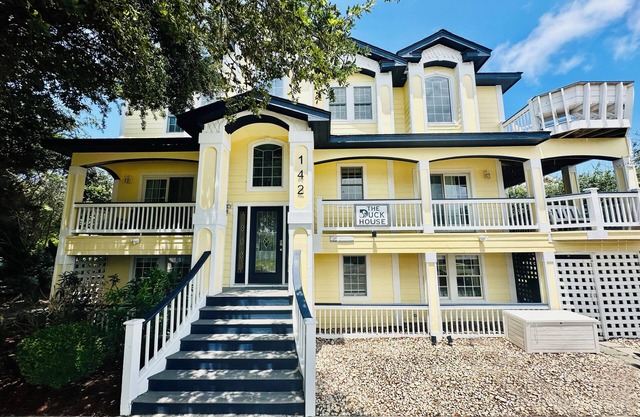 The Duck House: 300 ft to Beach, Private Pool, Hot Tub, Comm. Fitness Ctr