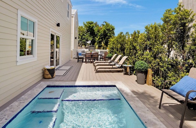 *THE DUKE & THE DUCHESS @ DUVAL* Compound w/Pool & Hot Tub + LAST KEY SERVICE