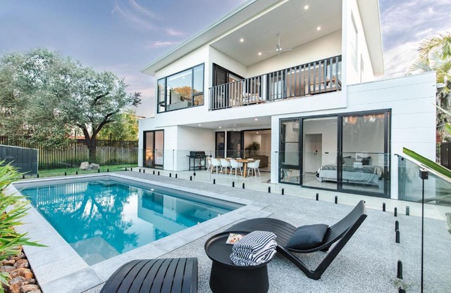 The Dūne - 4 BR with Private Pool - 100m to Beach