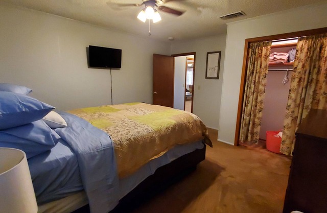 The Duplex - 2bed/1bath duplex unit family & pet friendly