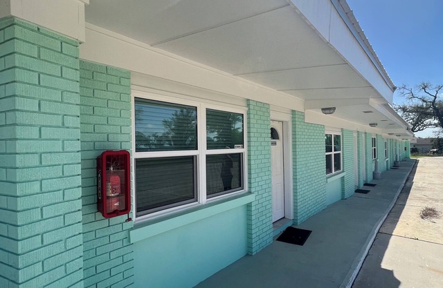 The East Bay Inn Room 1 - Cozy hotel in brilliant Panama City with AC, WiFi