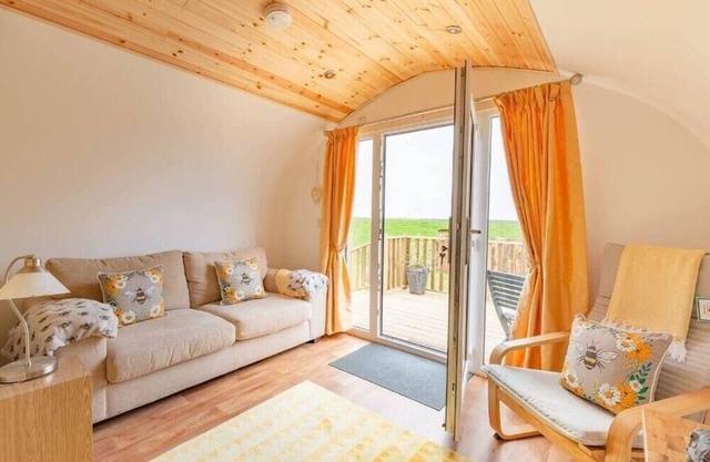 The Galloway Steading- The Beehive couples retreat cabin with Hot tub