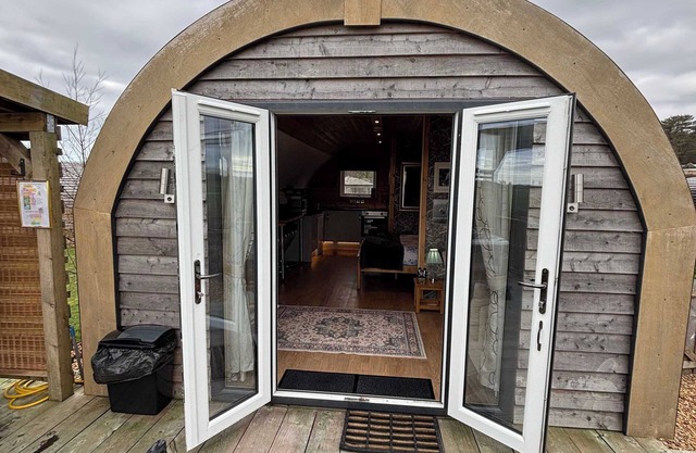 The Galloway Steading-The Herons Nest cabin with Hot Tub couples/families