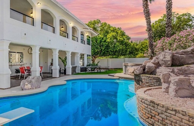 The Gatsby - Sleeps 22 in beds!