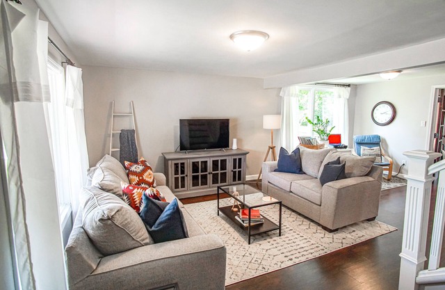 The Getaway - Three Oaks Cottage 3 BR 1.5 Bath - Week Stay Discount