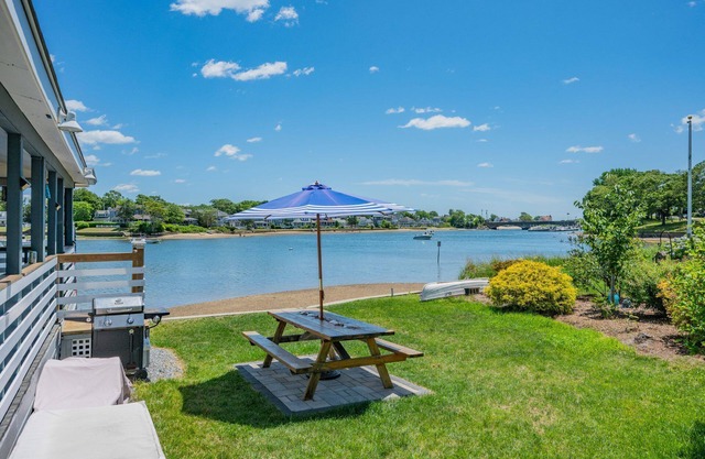 The Glam Shack: Waterfront Bliss in Onset