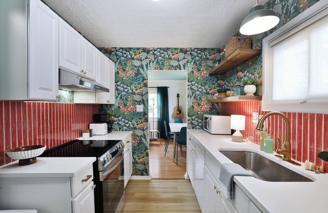 THE GOOD PLACE - Uptown Westerville's Premier Vacation Home - Colorful & Cozy