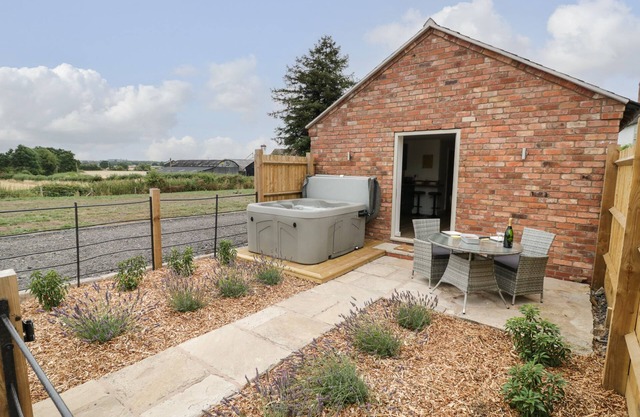 THE GOOSE NEST, pet friendly, with hot tub in Kempsey