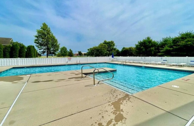 The Green House! 2Bd 2Ba Condo Villages of 5 Pts Pool!