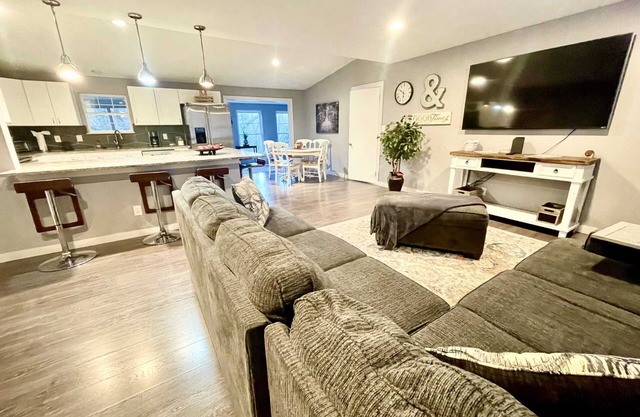 The Grisham - 4 bedrooms, fenced yard, sun room