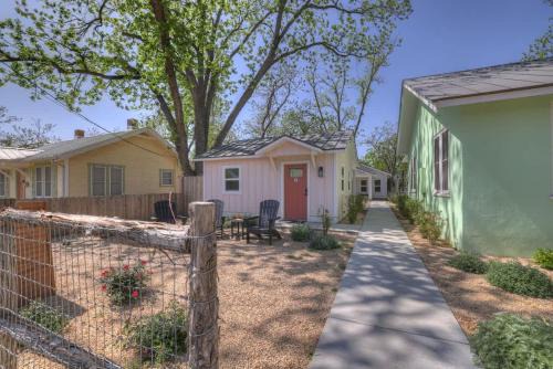 The Grove B Stylish Cottage - Walk to Main