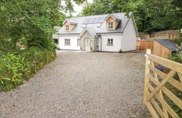 THE GROVE, pet friendly, luxury holiday cottage in Haverfordwest