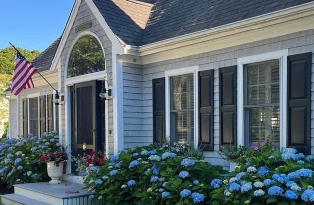 "The Half Shell" Cottage in Osterville Village