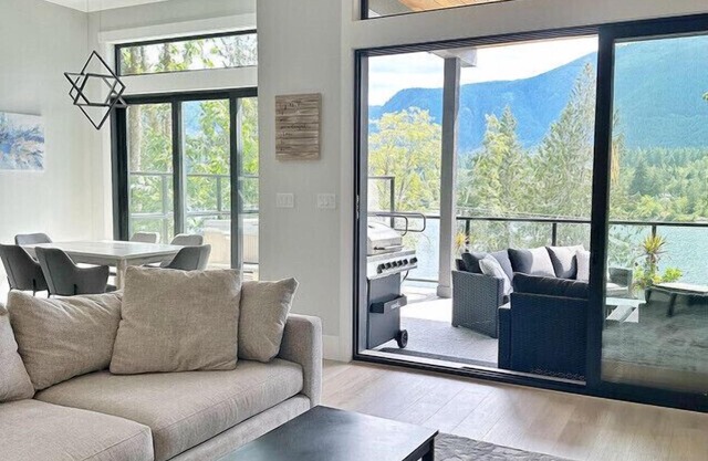 The Haven - Spacious Lakeview Getaway with Hot Tub, Sauna & Beach Access