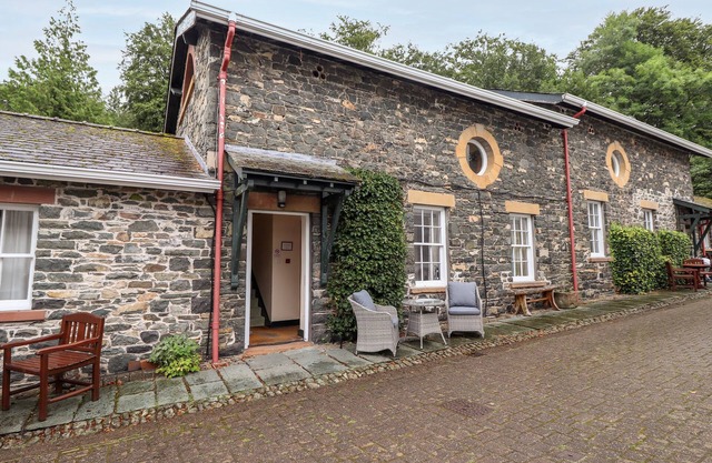 THE HAYLOFT, romantic, character holiday cottage in Keswick