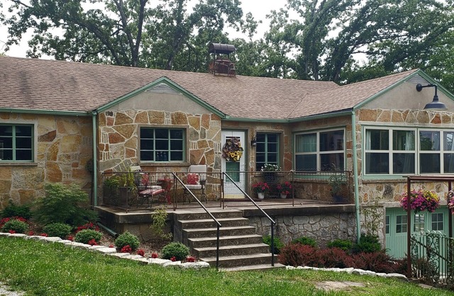 The Historic Cale House-Grand Lake OK- Waterfront with Dock! PET FRIENDLY!