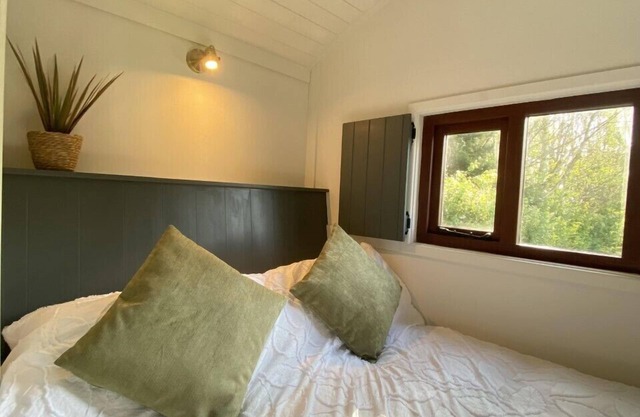 The Hut -Cosy Shepherds Hut with Countryside Views