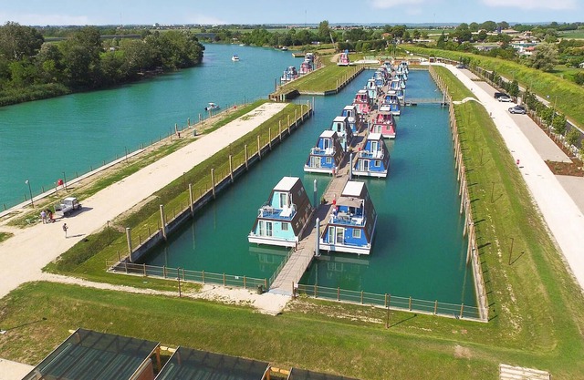 The ideal place to unwind ? comfortable and modern houseboat on the river Tagliamento.
