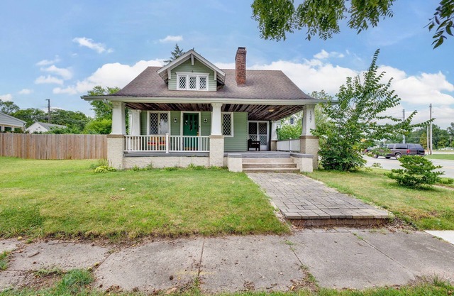 The Irish Rover<>Vintage 4BR Home Across St to ND