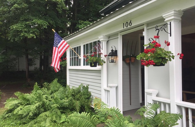 The Jefferson House, 5 mi to wedding venues, center of town on the town green