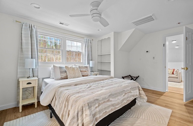 The Knollwood Inn located less than .5 miles from Pine Needles Golf Course!