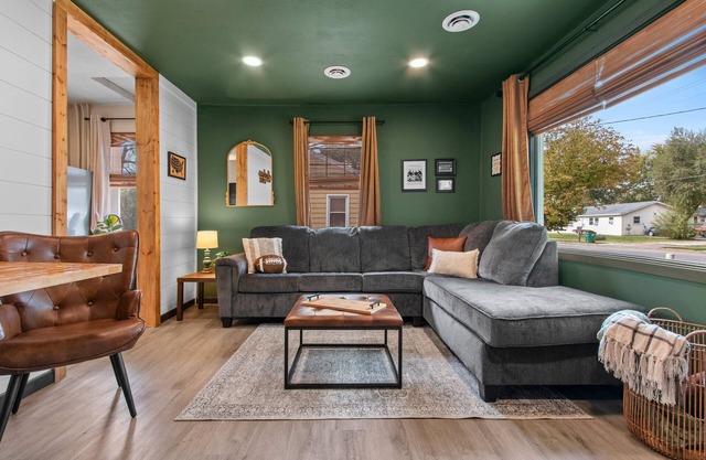 The Lambeau Lounge - Short Walk to everything Lambeau!