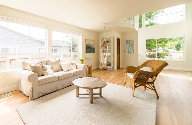 "The Langley House", walk to downtown, newly remodeled, family friendly!