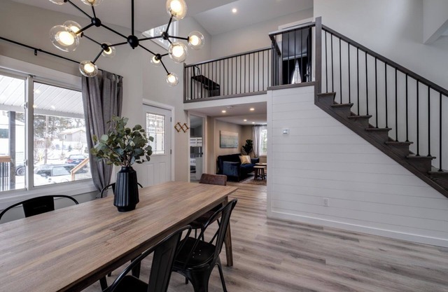 The Lazy Bear Cottage in Grand Bend! Walking Distance to Beach + HOT TUB!