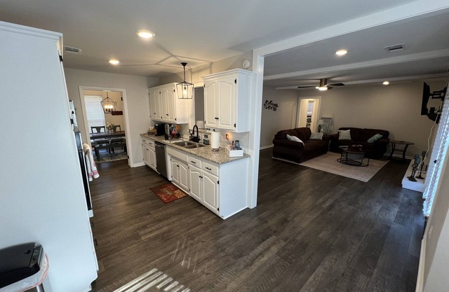 The Lily Pad. 3 bd/1ba. 4 beds. Center of town! Fenced backyard!