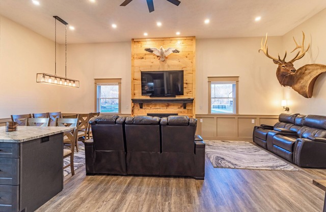 “The” Lodge of Adams County is a Charming 2-bedroom house in Blue Creek with AC