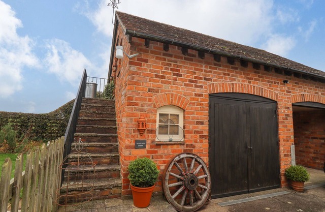 THE LOFT ROOM, romantic, character holiday cottage in Newent