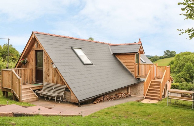THE LOOKOUT, pet friendly, with pool in Llangrove