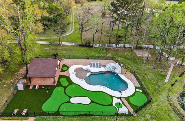 The LUX at West Ln Event & Stay- Pool, Golf, Pickleball, Fire Pit, Gazebo & more